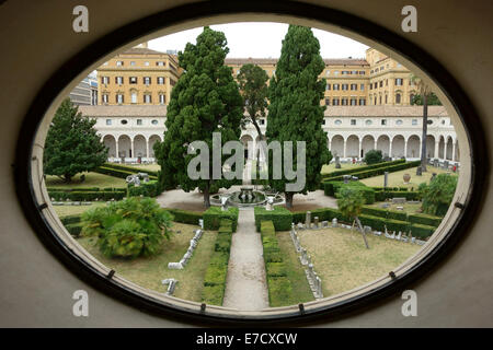 Rome. L'Italie. Thermes de Dioclétien. Cloître de Michel-Ange dans l'église de Santa Maria degli Angeli. Banque D'Images