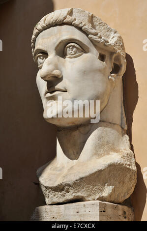 Rome. L'Italie. Vestiges de l'immense statue de AD C 4e empereur romain Constantin I, le Palazzo dei Conservatori, Musées du Capitole. Banque D'Images