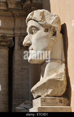 Rome. L'Italie. Vestiges de l'immense statue de AD C 4e empereur romain Constantin I, le Palazzo dei Conservatori, Musées du Capitole. Banque D'Images