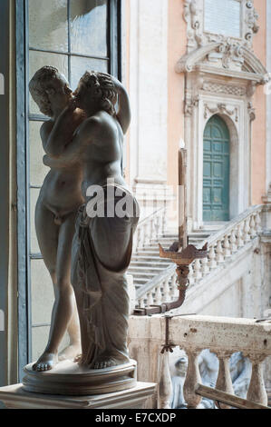 Rome. L'Italie. Les musées du Capitole. Statue de Cupidon et Psyché. Banque D'Images