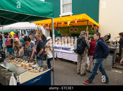 L'Ashburton Alimentation et boisson Festival. Les étals du marché de Wessex Pantry tartes primés et Tuckers produits locaux. Banque D'Images