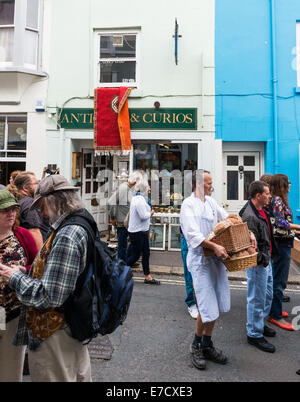 L'Ashburton Alimentation et boisson Festival. Un homme porte les paniers en osier de pain fait maison dans ses boutiques. Banque D'Images