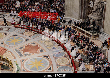 La cité du Vatican. 14 Septembre, 2014. Pape Francis célèbrent le mariage de 20 couples dans la région de Saint Pierre - 14 septembre 2014 Credit : Realy Easy Star/Alamy Live News Banque D'Images