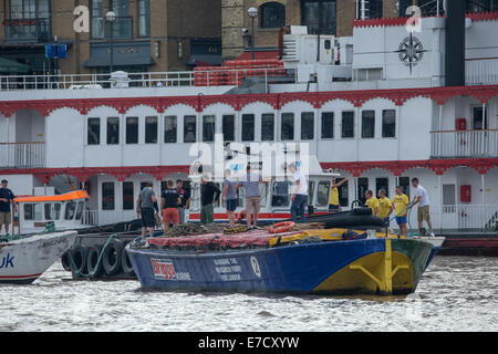 Londres, Royaume-Uni. 14 septembre 2014. Waterman et aconiers, le traditionnel d'un remorqueur pour les barges de la Tamise afin qu'ils puissent être remorqué jusqu'à la rivière le pont de Westminster pour le début de la Barge Steve Faldo Course conduite Memorial Crédit : Neil Cordell/Alamy Live News Banque D'Images