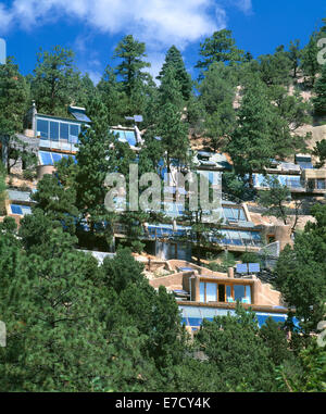 Earthships sur une colline près de Taos, Nouveau Mexique, USA. Partie de la communauté R.E.A.C.H. (voir description ci-dessous). Banque D'Images