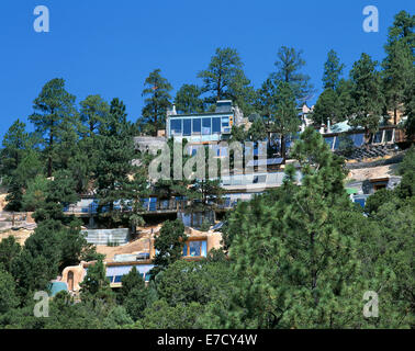 Earthships sur une colline près de Taos, Nouveau Mexique, USA. Partie de la communauté R.E.A.C.H. (voir description ci-dessous). Banque D'Images