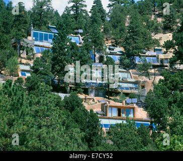 Earthships sur une colline près de Taos, Nouveau Mexique, USA. Partie de la communauté R.E.A.C.H. (voir description ci-dessous). Banque D'Images