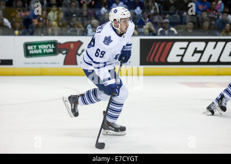 London, Ontario, USA. 13 septembre 2014. Cody Donaghey (69), des Maple Leafs de Toronto a l'air de faire une passe au cours d'un match entre les Blackhawks de Chicago et les Maple Leafs de Toronto à la LNH 2014 Tournoi Rookie joué au John Labatt Centre. Les Maple Leafs a gagné le match 5-2. Credit : Mark Spowart/Alamy Live News Banque D'Images