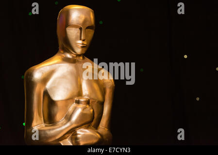 Une statue à la ressemblance de la statuette Oscar / Oscar à un événement à thème hollywoodien.