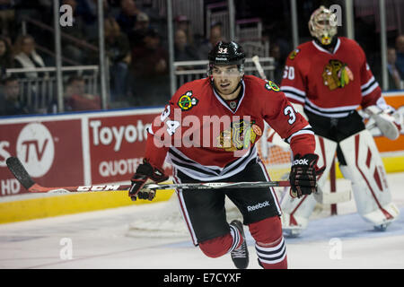 London, Ontario, USA. 13 septembre 2014, Stephen Johns (34) de les Blackhawks de Chicago suit le jouer pendant un match entre les Blackhawks de Chicago et les Maple Leafs de Toronto à la LNH 2014 Tournoi Rookie joué au John Labatt Centre. Les Maple Leafs a gagné le match 5-2. Credit : Mark Spowart/Alamy Live News Banque D'Images