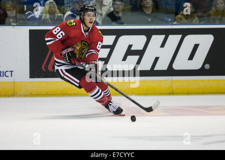 London, Ontario, USA. 13 septembre 2014 Teuvo Teravainen (86) de la porte les Blackhawks de Chicago rondelle pendant un match entre les Blackhawks de Chicago et les Maple Leafs de Toronto à la LNH 2014 Tournoi Rookie joué au John Labatt Centre. Les Maple Leafs a gagné le match 5-2. Credit : Mark Spowart/Alamy Live News Banque D'Images