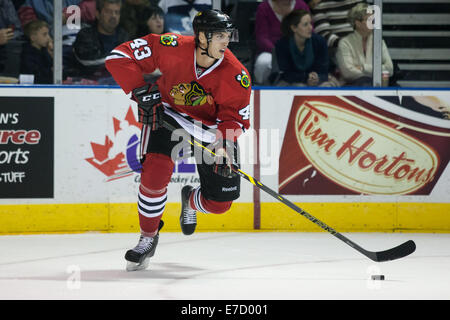 London, Ontario, USA. 13 septembre 2014 Victor (43 Svedberg) de la porte les Blackhawks de Chicago rondelle pendant un match entre les Blackhawks de Chicago et les Maple Leafs de Toronto à la LNH 2014 Tournoi Rookie joué au John Labatt Centre. Les Maple Leafs a gagné le match 5-2. Credit : Mark Spowart/Alamy Live News Banque D'Images