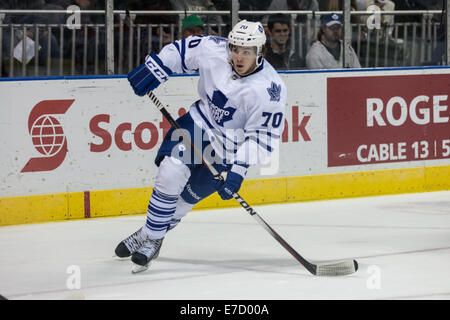 London, Ontario, USA. 13 septembre 2014 Parker Bowles (70) suit le jouer pendant un match entre les Blackhawks de Chicago et les Maple Leafs de Toronto à la LNH 2014 Tournoi Rookie joué au John Labatt Centre. Les Maple Leafs a gagné le match 5-2. Credit : Mark Spowart/Alamy Live News Banque D'Images