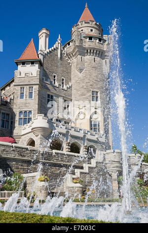 Fontaine en face de la Casa Loma towers Banque D'Images