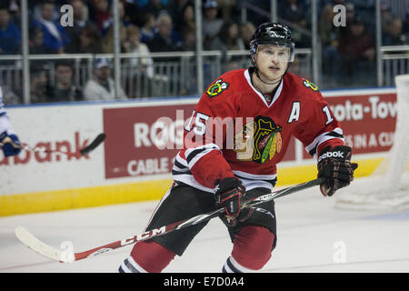 London, Ontario, USA. Septembre 13, 2014 Mark McNeill (15) de les Blackhawks de Chicago suit le jouer pendant un match entre les Blackhawks de Chicago et les Maple Leafs de Toronto à la LNH 2014 Tournoi Rookie joué au John Labatt Centre. Les Maple Leafs a gagné le match 5-2. Credit : Mark Spowart/Alamy Live News Banque D'Images