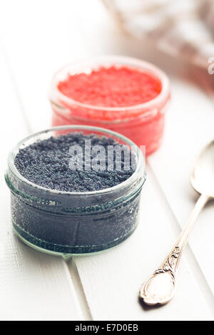 Caviar rouge et noir dans un pot Banque D'Images