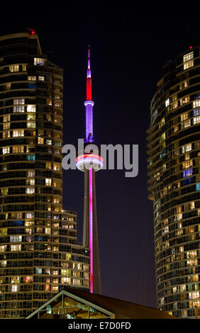 Tour du CN entre deux condominiums dans la nuit Banque D'Images