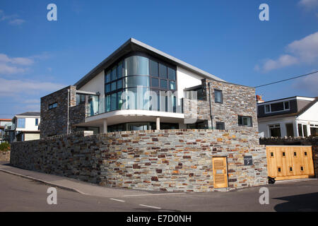 Une maison individuelle moderne à New Polzeath, Cornwall, Angleterre, Royaume-Uni Banque D'Images