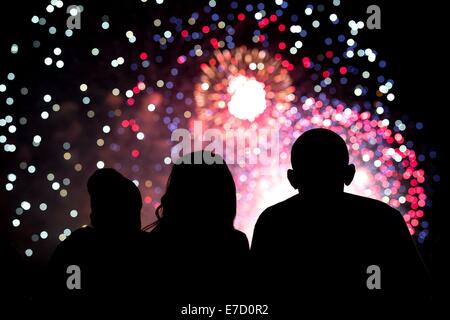 Le président américain Barack Obama, la Première Dame Michelle Obama, et Malia Obama regardez la quatrième de juillet fireworks depuis le toit de la Wh Banque D'Images