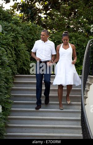 Le président américain Barack Obama et la Première Dame Michelle Obama marcher dans le portique sud escalier pour accueillir les clients au cours de la quatrième de juillet, fête à la Maison Blanche le 4 juillet 2014 à Washington, DC. Banque D'Images