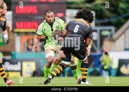 High Wycombe, Royaume-Uni. 14Th Sep 2014. Aviva Premiership. Guêpes contre Northampton Saints. Ashley Johnson des guêpes est abordé par Calum Clark de Northampton Saints. Credit : Action Plus Sport/Alamy Live News Banque D'Images