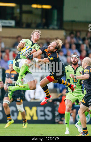 High Wycombe, Royaume-Uni. 14Th Sep 2014. Aviva Premiership. Guêpes contre Northampton Saints. James Wilson de Northampton Saints et Andy Goode de guêpes en compétition pour une balle haute. Credit : Action Plus Sport/Alamy Live News Banque D'Images