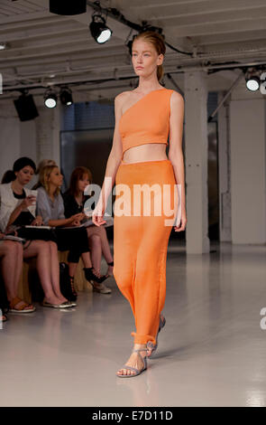 Londres, Royaume-Uni. 13 Septembre, 2014. Fashion designer Barbara Casasola présente sa collection printemps/été 2015 au Victoria House lors de la London Fashion Week. 13 septembre 2014 Crédit : Clara Copley/Alamy Live News Banque D'Images