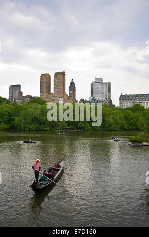 Gondolier dans Central Park, New York Banque D'Images