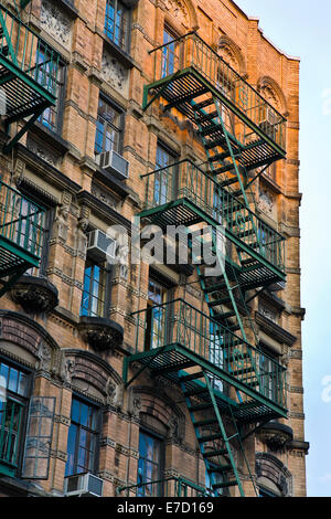 Coucher du soleil la lumière sur une façade d'un immeuble à appartements à Soho, New York Banque D'Images