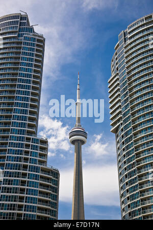 Vue de la Tour du CN entre deux immeubles en copropriété au centre-ville de Toronto, Canada Banque D'Images