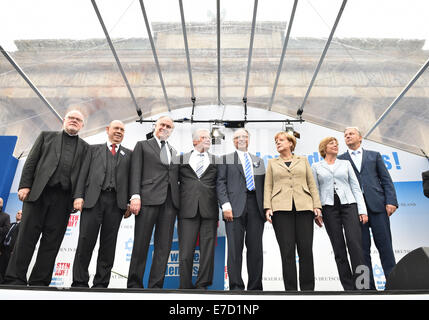 Berlin, Allemagne. 14 Septembre, 2014. Président de la Conférence épiscopale allemande, le Cardinal Reinhard Marx (L-R), président du Conseil de l'EKD, Nikolaus Schneider, président du Congrès Juif Mondial, Ronald S. Lauder, le président allemand, Joachim Gauck, Dieter Graumann, président de la Conseil Central des Juifs en Allemagne, la chancelière allemande Angela Merkel (CDU), Daniela Schadt, épouse du président de l'Allemagne, et Klaus Wowereit (SPD) sont représentés la manifestation 'Steh auf ! Nie wieder Judenhass !' (angl. 'Get Up : plus l'antisémitisme'), organisé par le Conseil Central des Juifs en allemand Banque D'Images