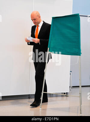 Stockholm, Suède. 14Th Sep 2014. Le Premier ministre suédois Fredrik Reinfeldt, qui est également le chef du parti modéré, jette son vote à Stockholm, capitale de la Suède, le 14 septembre 2014. Les suédois ont voté dimanche dans le 2014 des élections parlementaires qui sont destinés à être intenses. Crédit : Rob Schoenbaum/Xinhua/Alamy Live News Banque D'Images