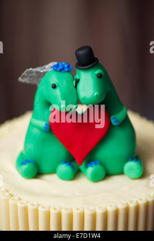 Dinosaur Bride and Groom cake toppers sur un gâteau de mariage Banque D'Images