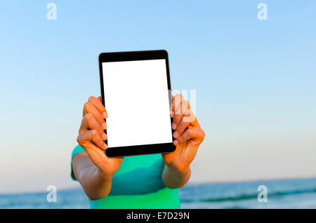 Woman showing tablet pc sur la plage Banque D'Images