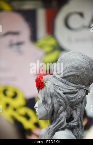 Marché de l'équitation, Camden Town, London, UK. 14 septembre 2014. L'inauguration de la nouvelle statue à la fin singer Amy Winehouse dans Camden Market. Crédit : Matthieu Chattle/Alamy Live News Banque D'Images