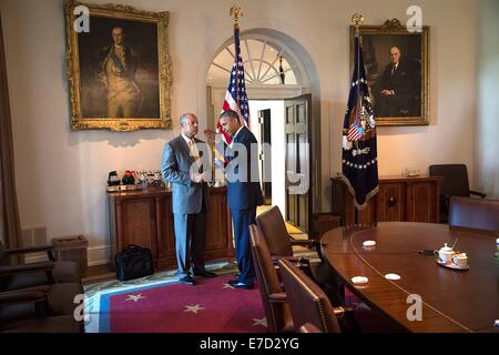 Le président américain Barack Obama parle avec le secrétaire à la sécurité intérieure, Jeh Johnson après une réunion avec les chefs d'Etat d'Amérique centrale dans la salle du Cabinet de la Maison Blanche le 25 juillet 2014 à Washington, DC. Banque D'Images