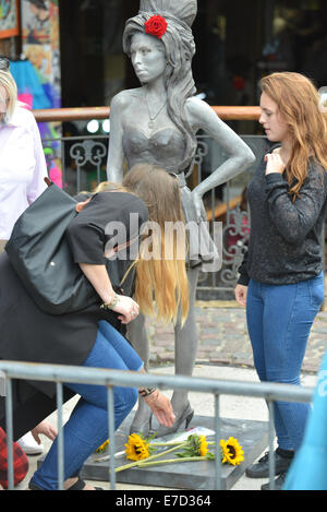 Marché de l'équitation, Camden Town, London, UK. 14 septembre 2014. Portant des fleurs au pied de la statue à la fin singer Amy Winehouse. Crédit : Matthieu Chattle/Alamy Live News Banque D'Images