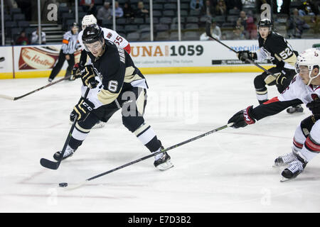 London, Ontario, USA. 13 septembre 2014Scott Harrington (6) transporte la rondelle lors d'un match entre les Penguins de Pittsburgh et les Sénateurs d'Ottawa lors de la LNH 2014 Tournoi Rookie joué au John Labatt Centre. Credit : Mark Spowart/Alamy Live News Banque D'Images