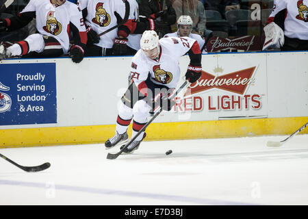 London, Ontario, Canada. 13 Septembre, 2014. Curtis Lazar (27) des Sénateurs d'Ottawa exploite la rondelle lors d'un match entre les Penguins de Pittsburgh et les Sénateurs d'Ottawa lors de la LNH 2014 Tournoi Rookie joué au John Labatt Centre. Credit : Mark Spowart/Alamy Live News Banque D'Images