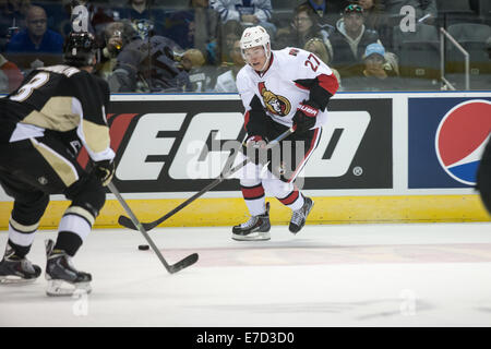 London, Ontario, Canada. 13 Septembre, 2014. Curtis Lazar (27) des Sénateurs d'Ottawa exploite la rondelle lors d'un match entre les Penguins de Pittsburgh et les Sénateurs d'Ottawa lors de la LNH 2014 Tournoi Rookie joué au John Labatt Centre. Credit : Mark Spowart/Alamy Live News Banque D'Images