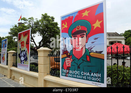 Affiches de propagande à l'extérieur du Musée de l'histoire militaire du Vietnam à Hanoi, Vietnam. Banque D'Images