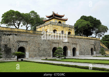 Passerelle sur l'ancienne citadelle de Hanoi, Vietnam. Banque D'Images