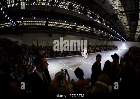 Londres, Royaume-Uni, le 14 septembre, 2014. Cara Delevingne marche le long de la passerelle à l'unique espace TOPSHOP SS15 pour la Semaine de la mode de Londres. Credit : Alick Cotterill/Alamy Live News Banque D'Images