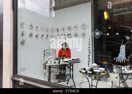 Regent Street, Londres, Royaume-Uni. 14 septembre 2014. Dans le cadre du London Design Festival, artiste et illustrateur parisien Florence Balducci travaille dans la fenêtre d'anthopologie sur Regent Street à Londres. Crédit : Matthieu Chattle/Alamy Live News Banque D'Images