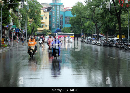 Trafic moto à Hanoi, Vietnam. Banque D'Images