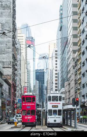 Terminus du Tramway Sheung Wan, scène de rue de Hong Kong, avec les tramways et les piétons. Banque D'Images