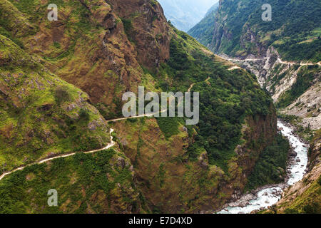 Sentier de montagne dans les montagnes de l'Himalaya, au Népal. Banque D'Images