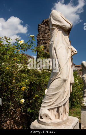 Statue sans tête à l'ancien Forum romain en Italie Banque D'Images