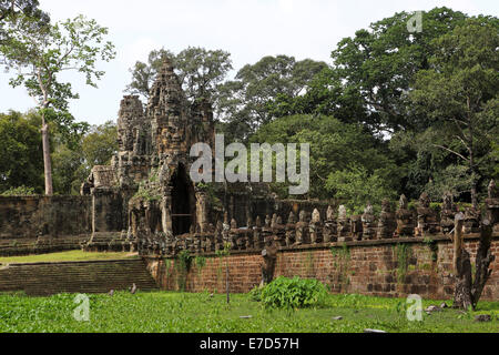 Portes et têtes de pierre sculptée sur un pont près de Angkor Thom à Siem Reap, Cambodge. Banque D'Images