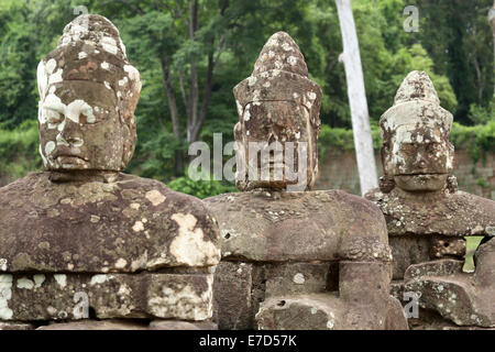 Têtes de pierre sculptée sur un pont près de Angkor Thom à Siem Reap, Cambodge. Banque D'Images